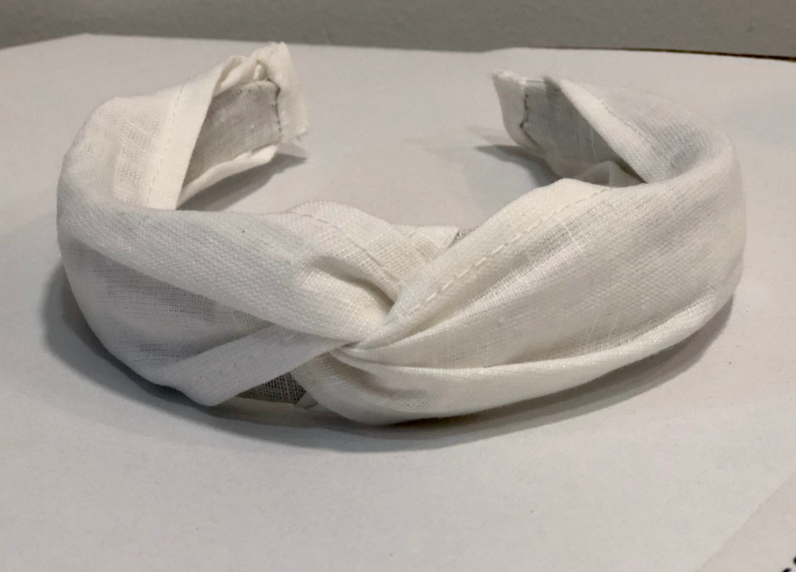 Fita de cabelo Baronesa em linho branco