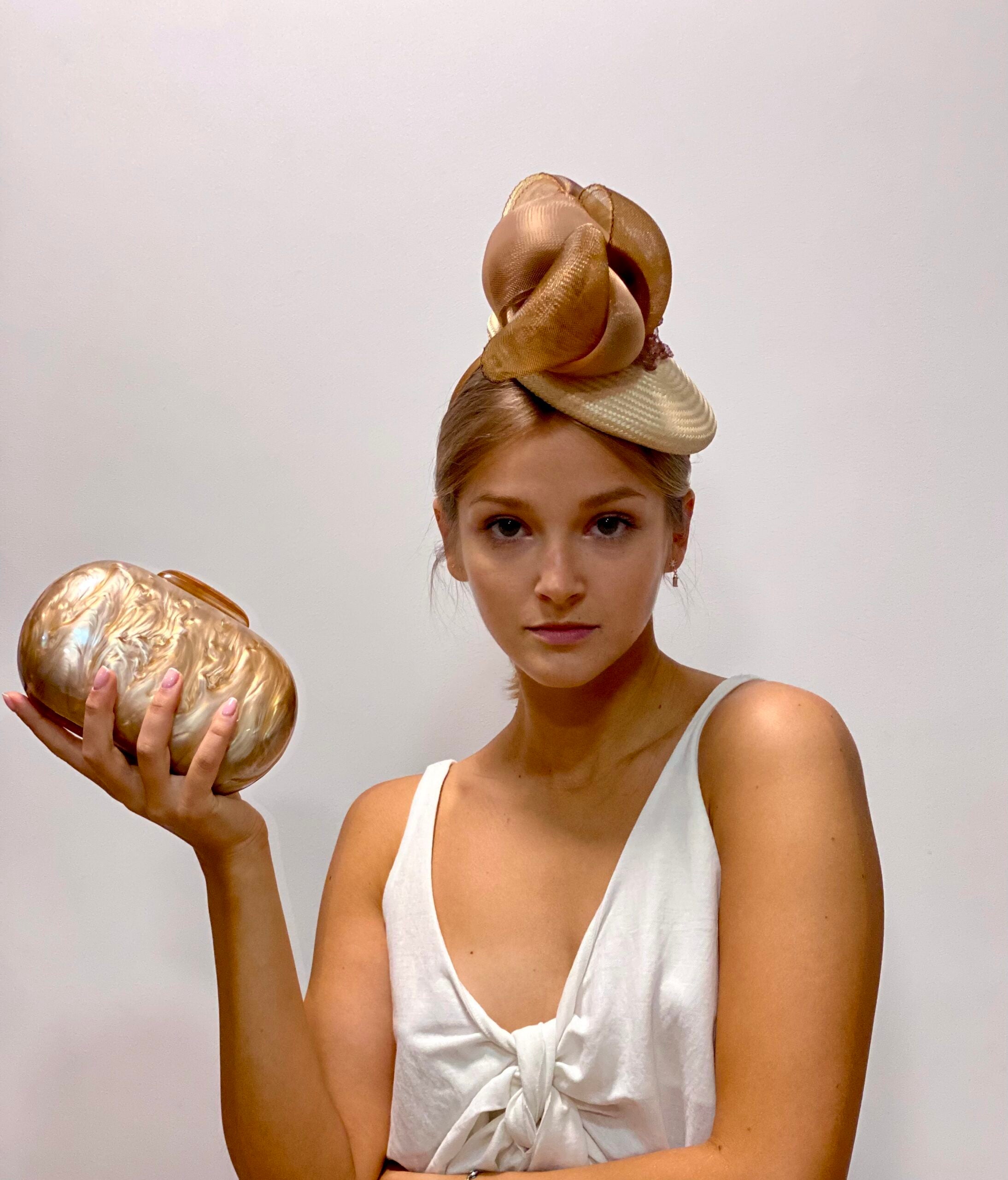 Tocado Petronilla beige