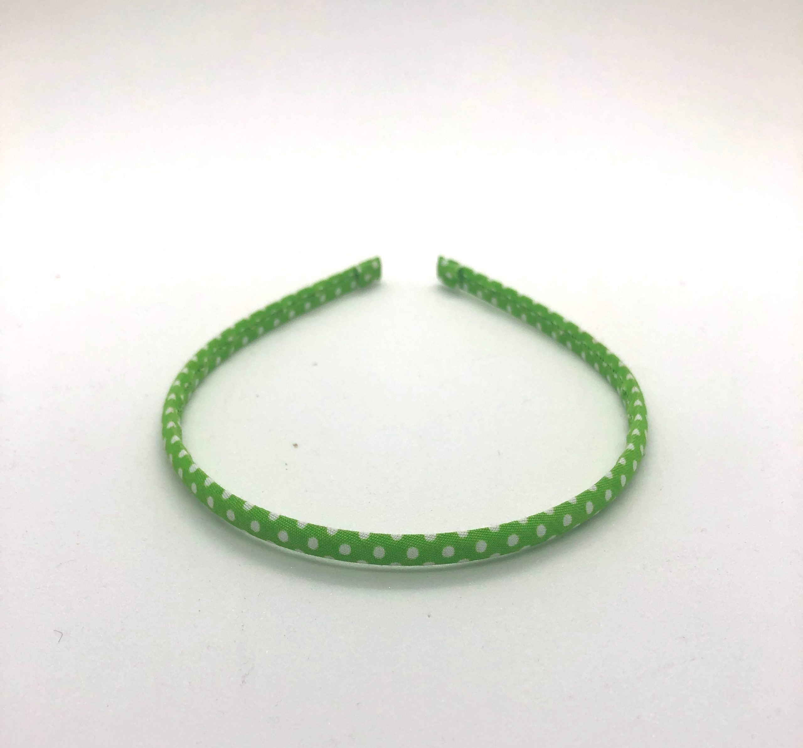 Fita de cabelo verde com bolinhas