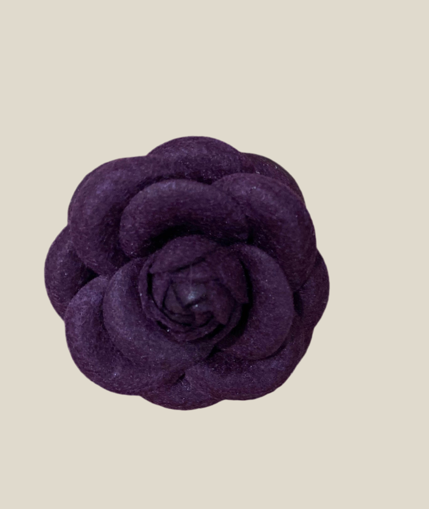 Broche Camelia morado fieltro