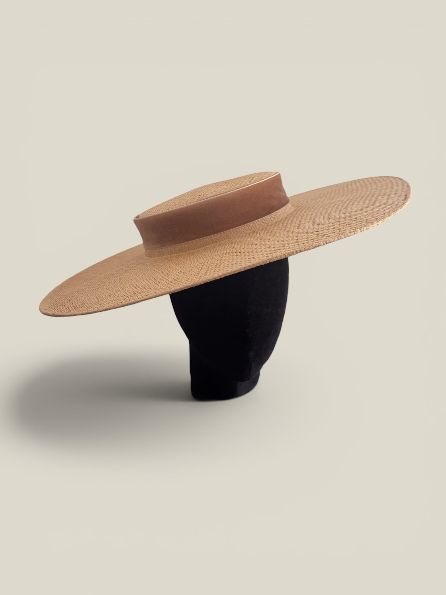 Canotier Amazona Camel con cinta de terciopelo