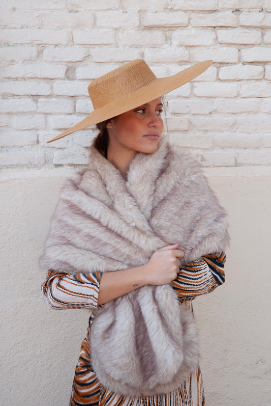 Estola de pelo beige con cuello