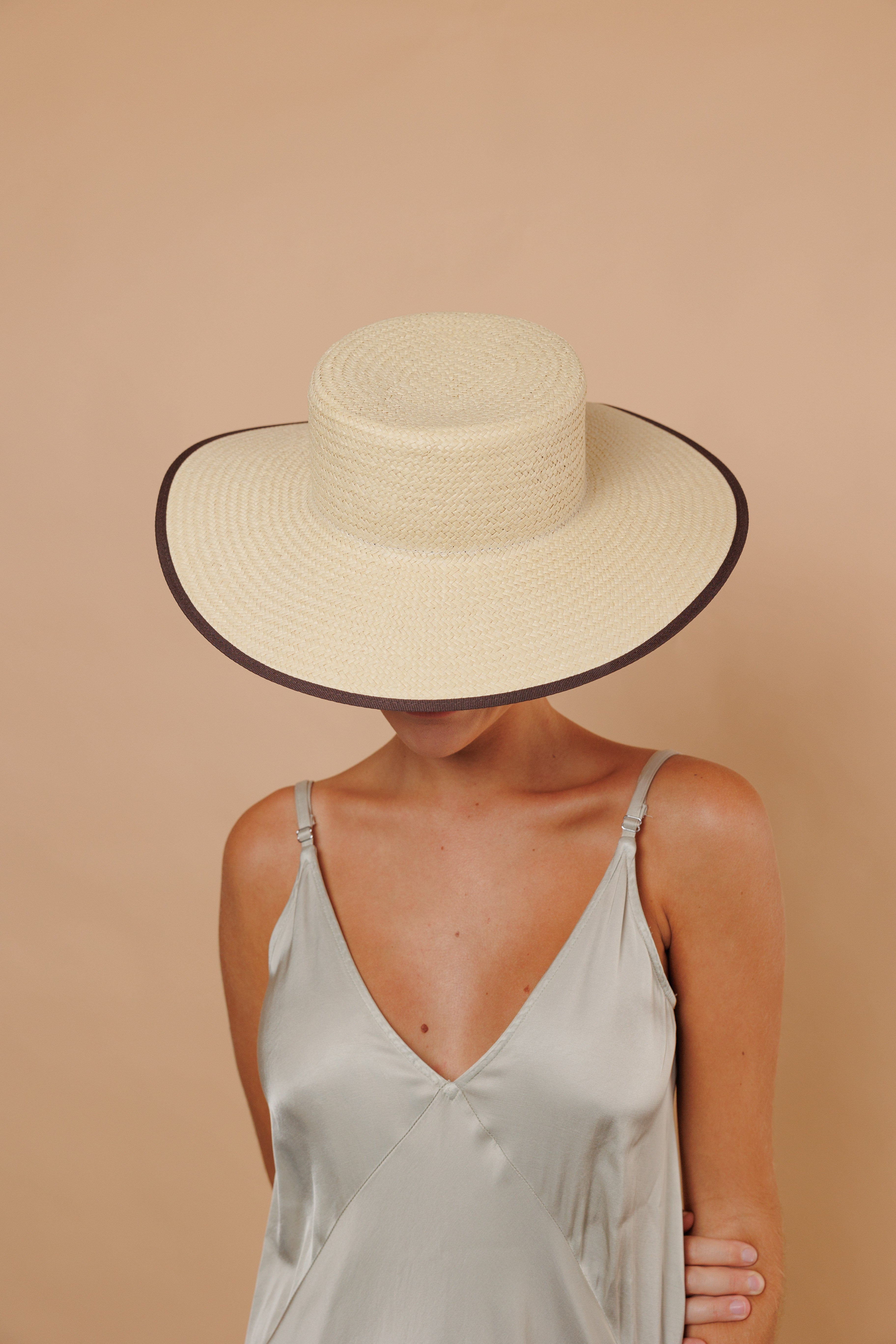 Canotier Amazona beige con borde chocolate