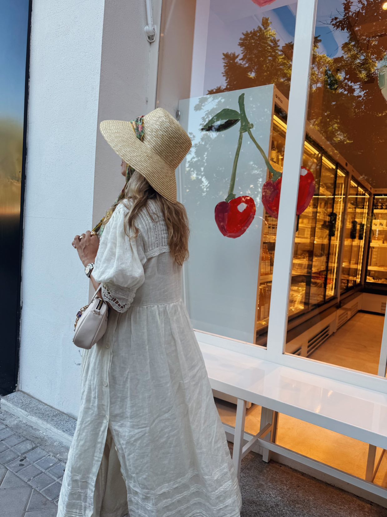 Pamela Audrey beige con cinta de flores