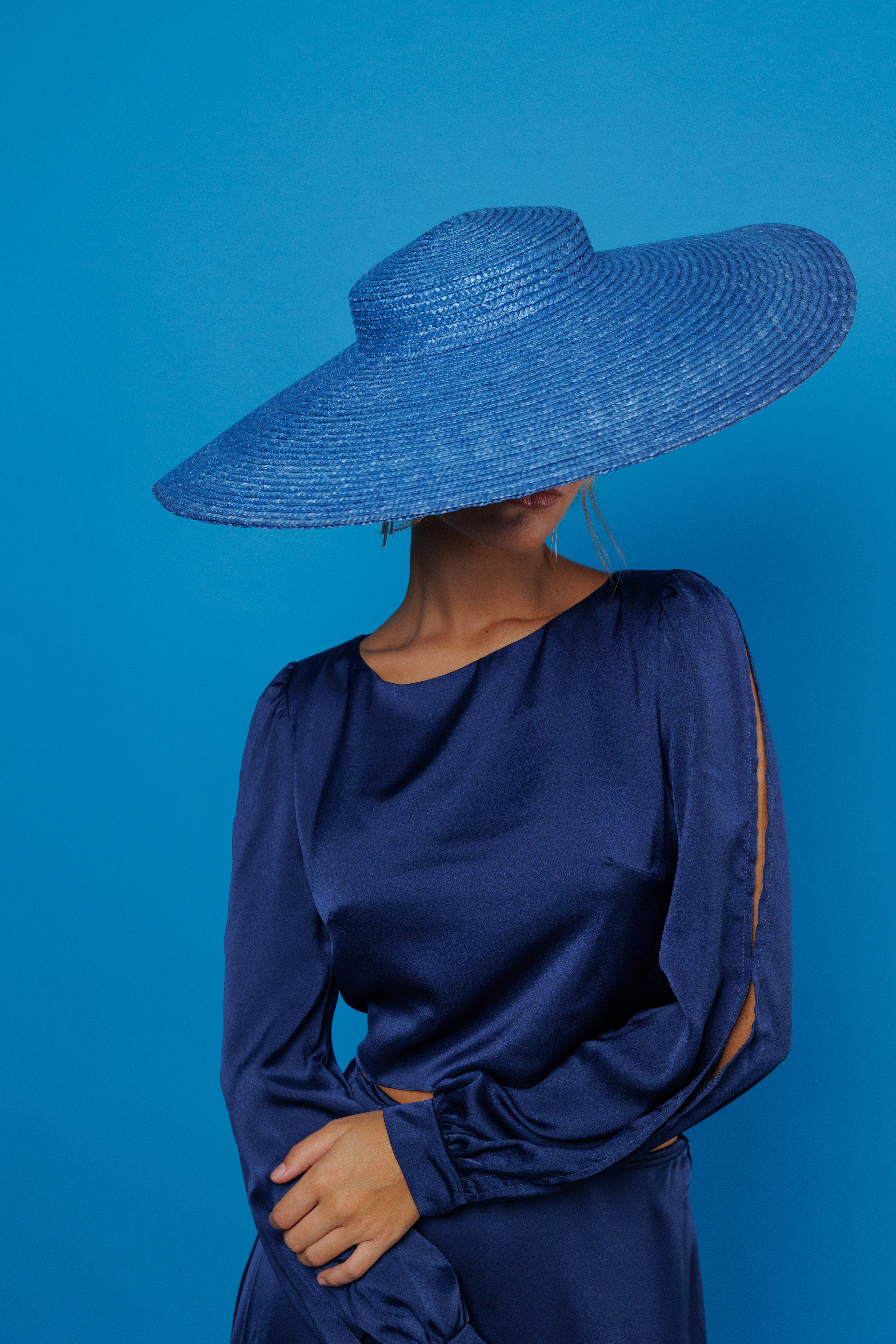 Pamela Sonsoles feita de palha azul 