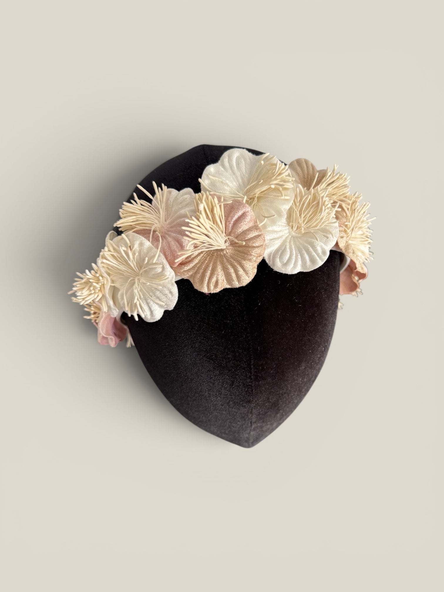 Diadema Dalia blanca y nude