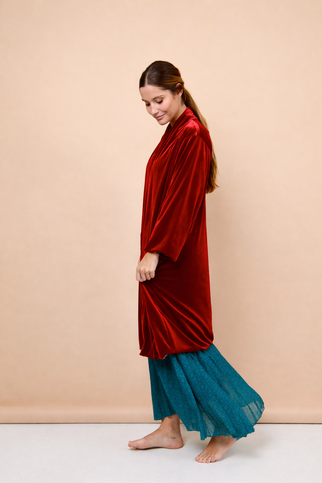 Abrigo corto de terciopelo rojo