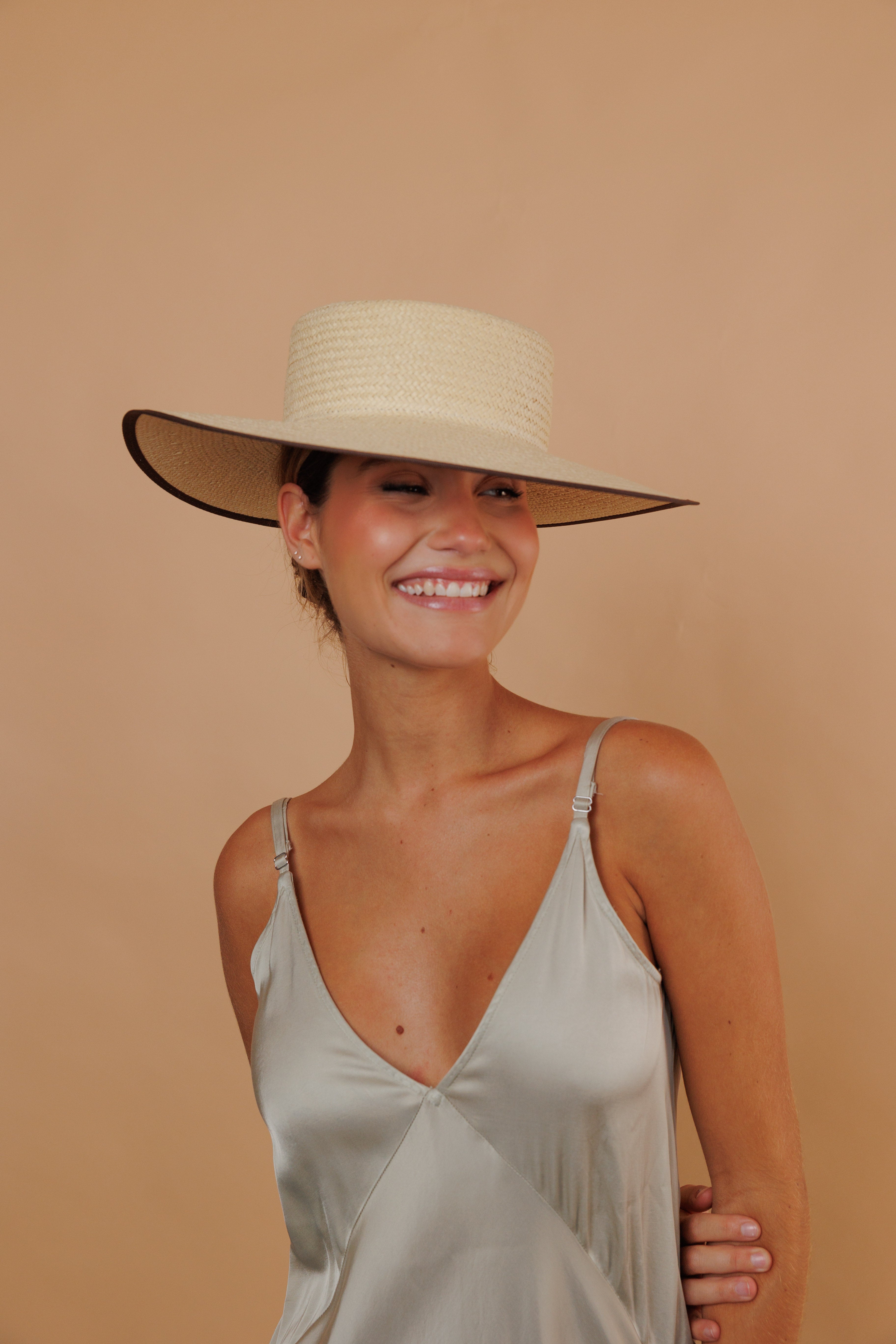 Canotier Amazona beige con borde chocolate