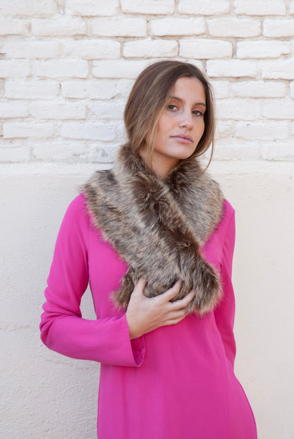 Cuello de pelo marrón