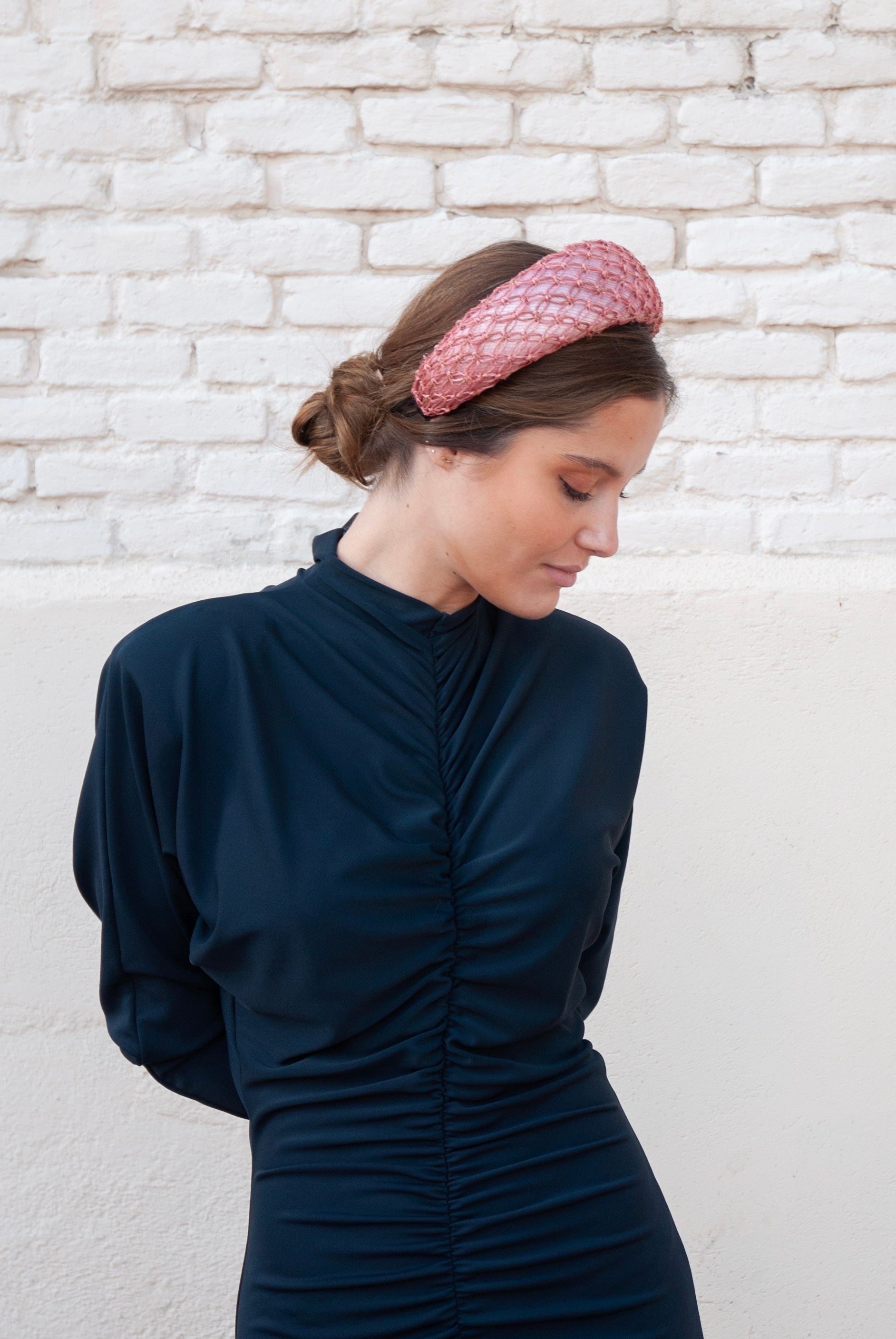 Diadema Roca de sinamay nude con redecilla