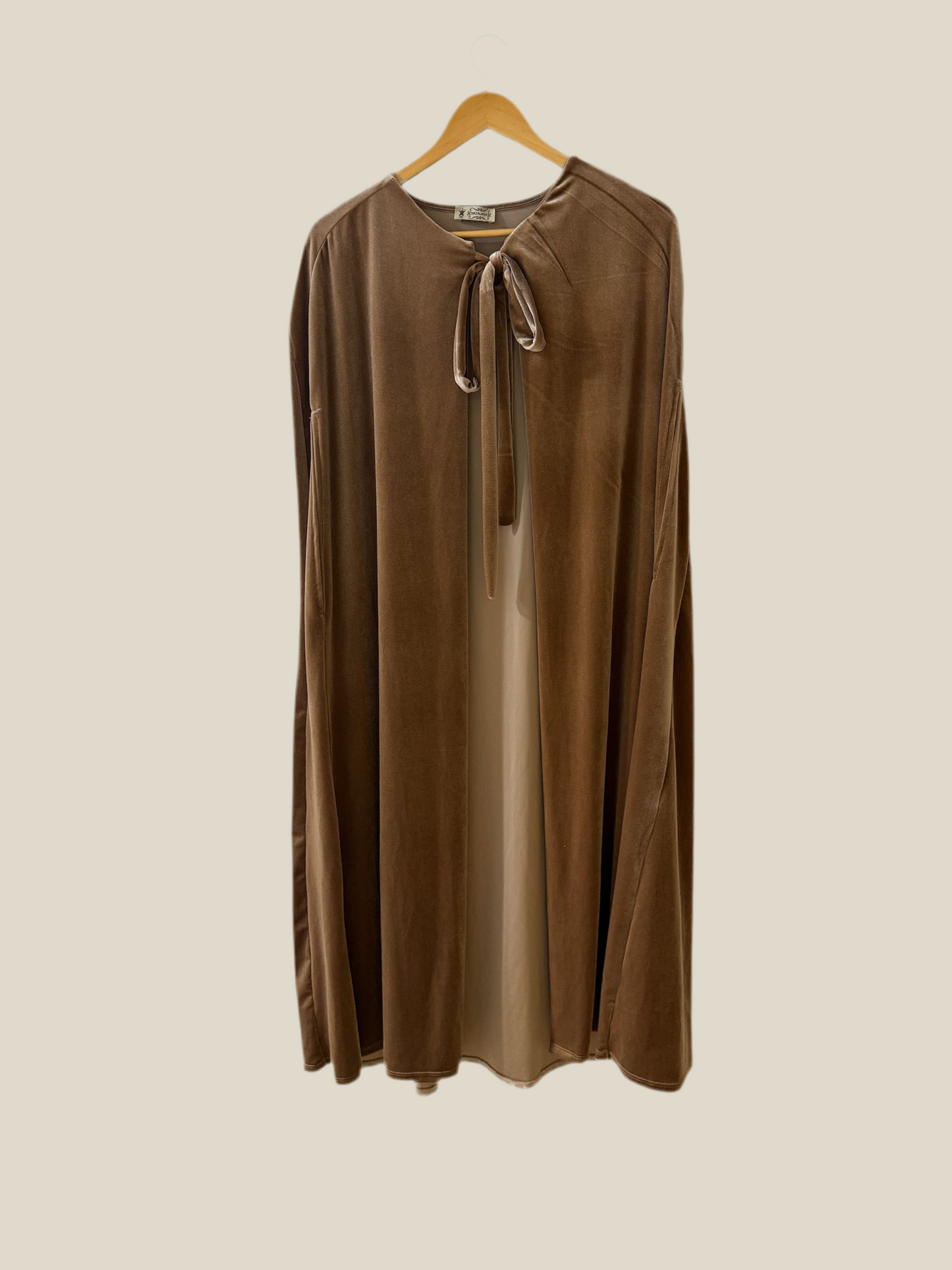 Capa de terciopelo marrón larga