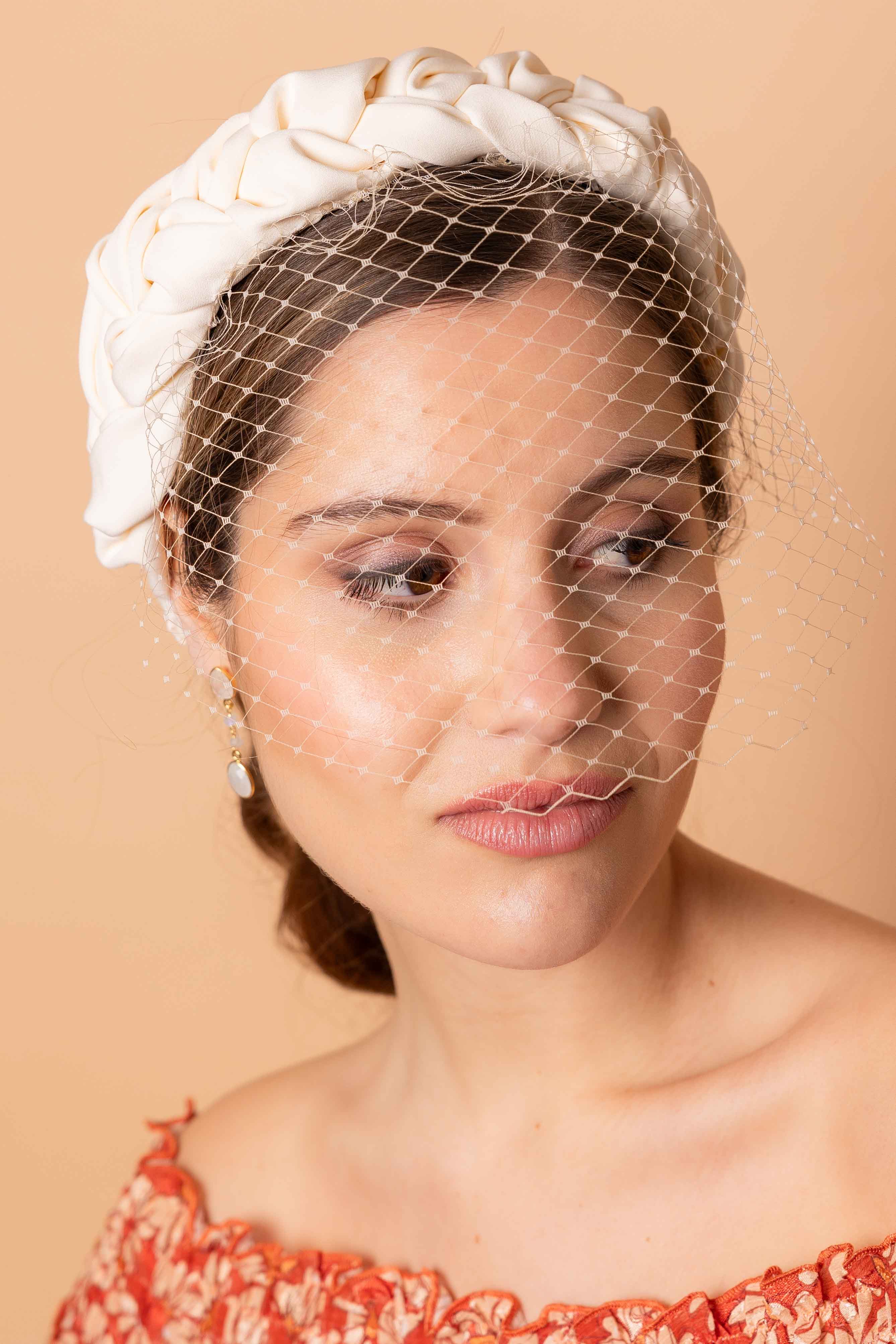 Diadema Infanta blanca de crepe