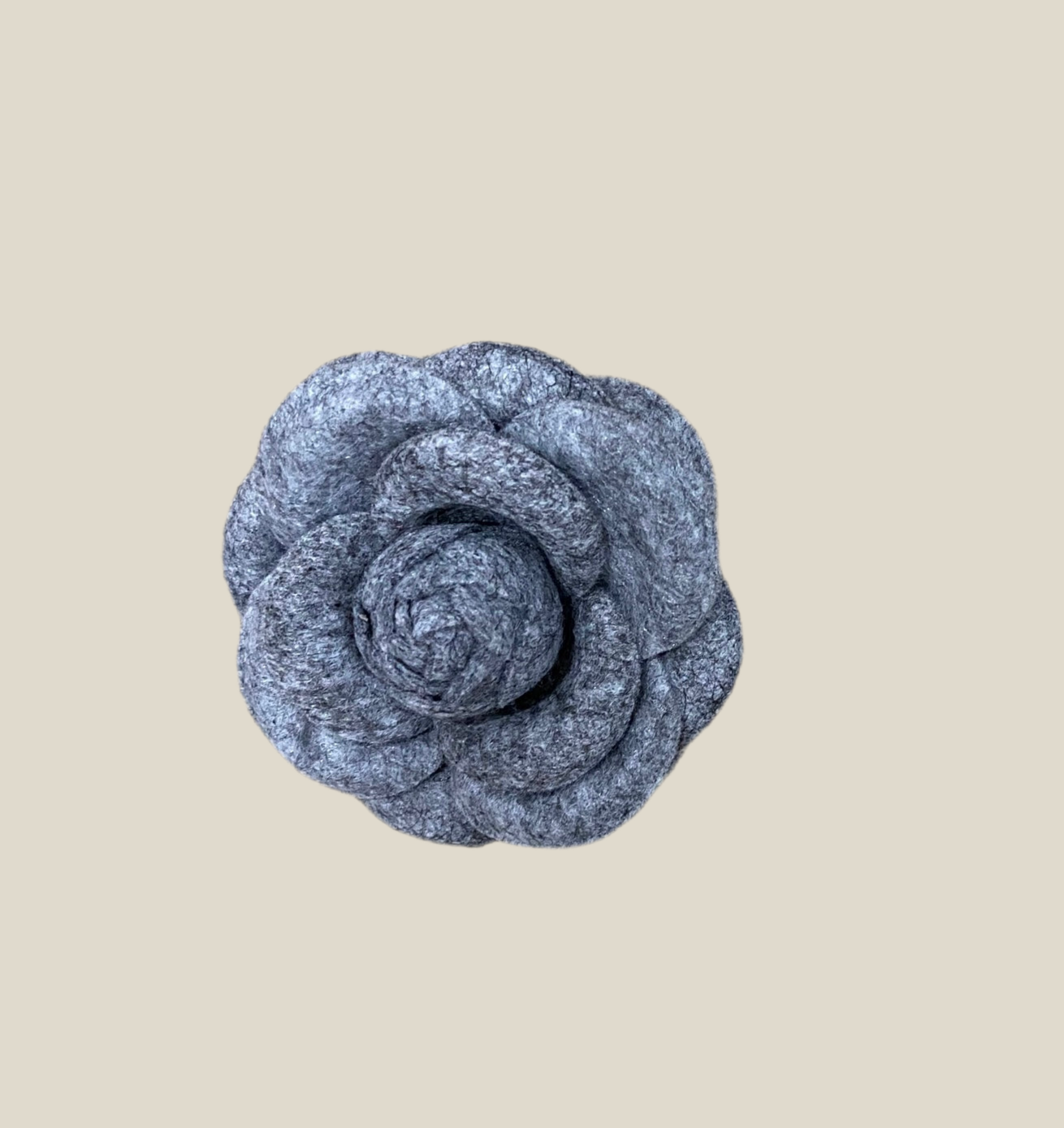 Broche Camelia gris fieltro
