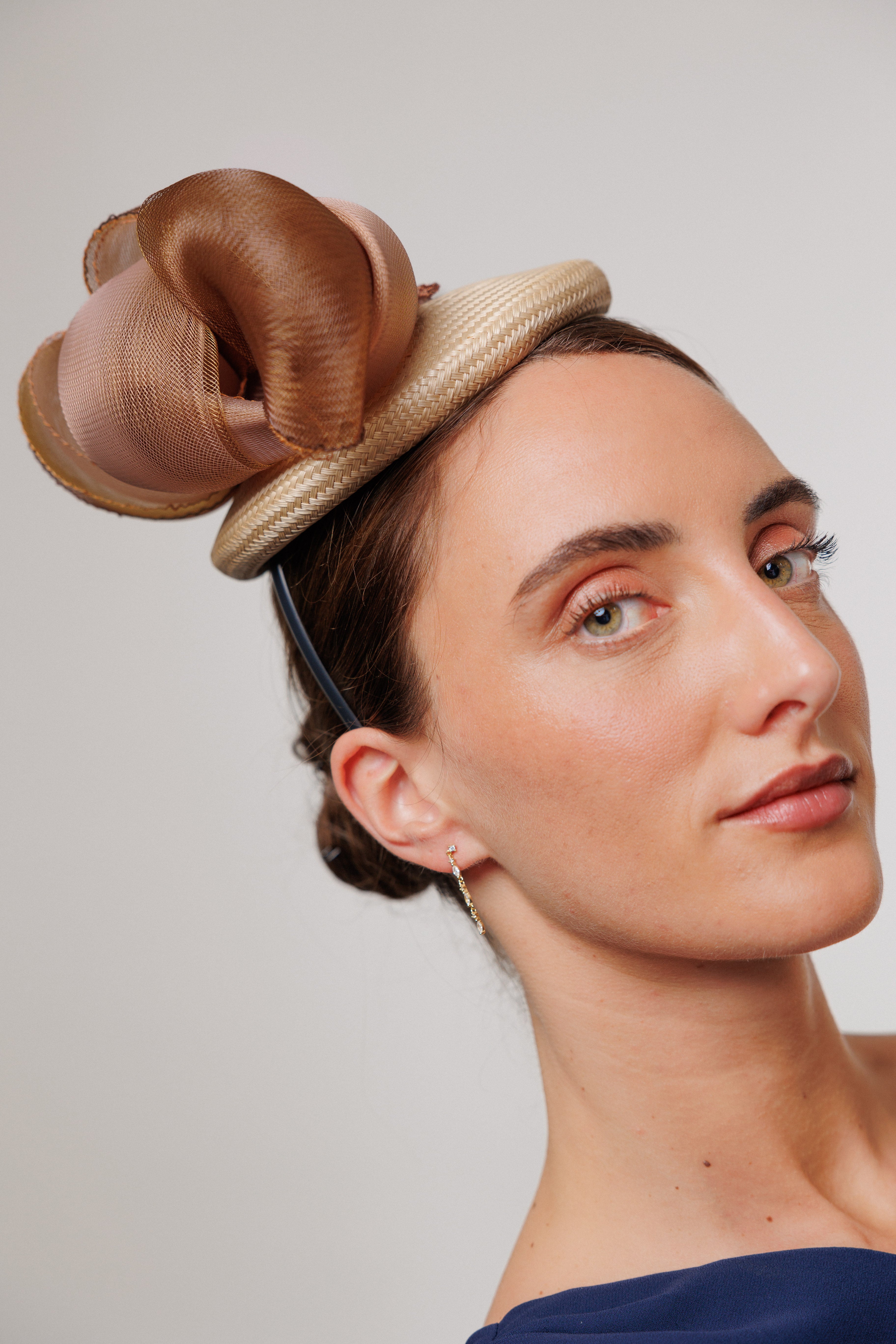 Tocado Petronilla beige