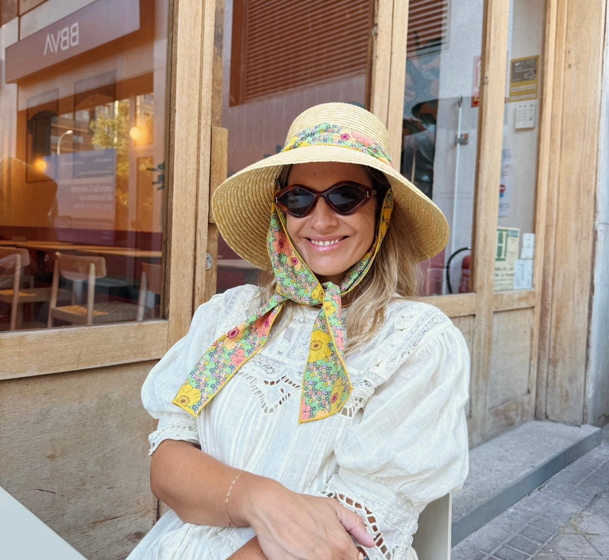 Pamela Audrey beige con cinta de flores