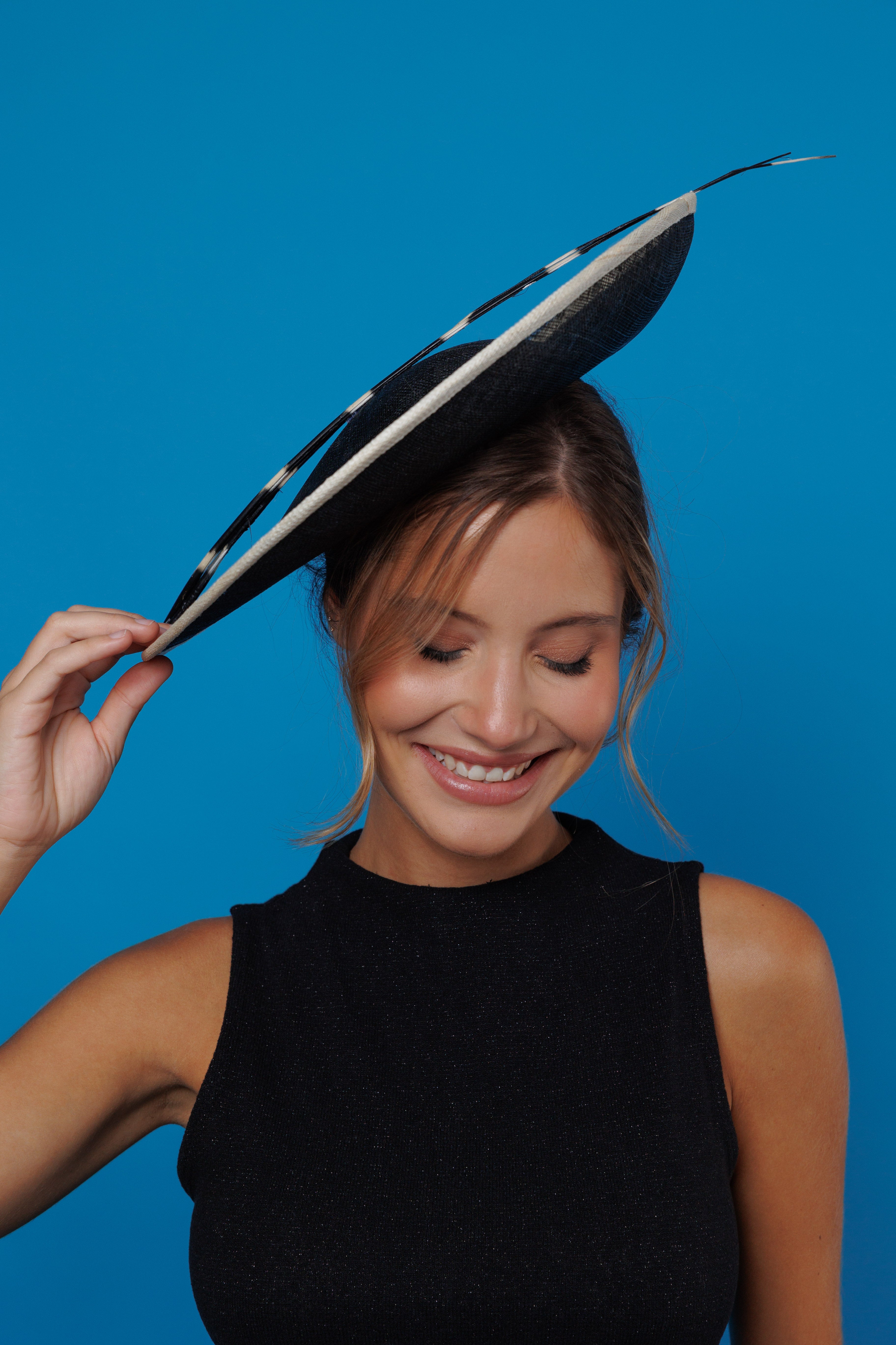 Tocado Renata negro y beige