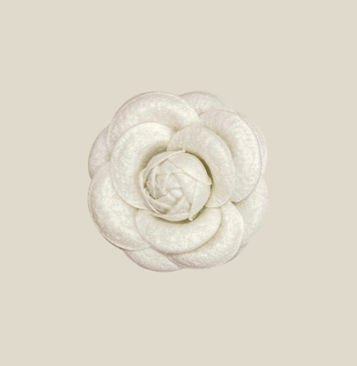 Broche Camelia XL blanco fieltro