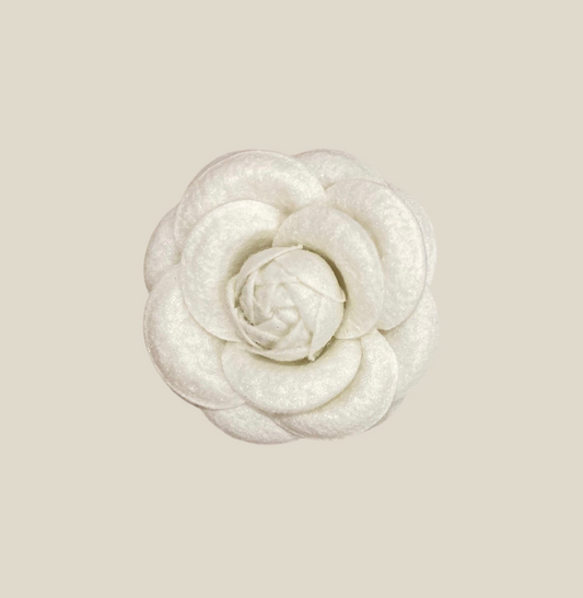 Broche Camelia XL blanco fieltro