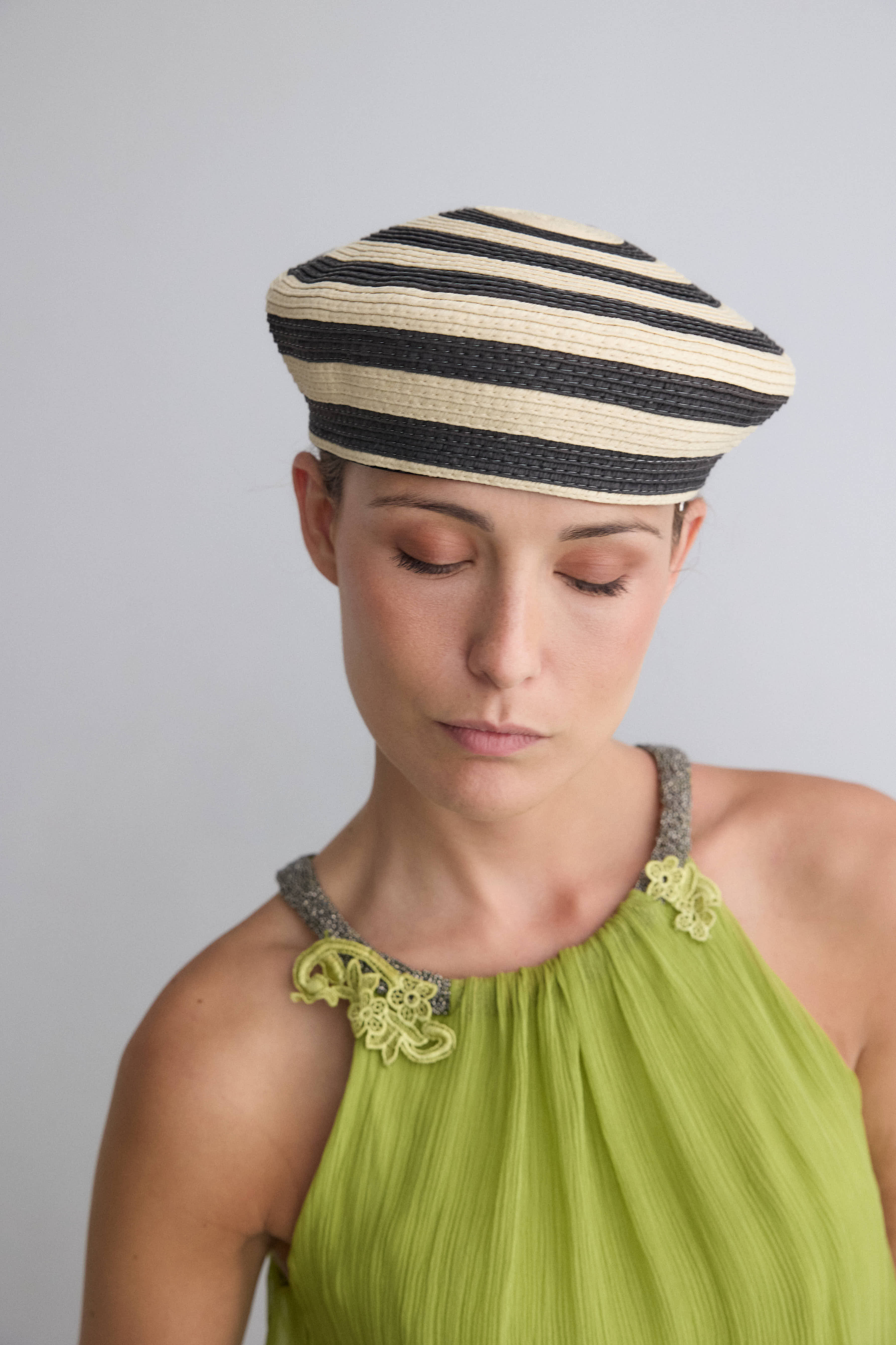 Casquete Celine de rayas beige y chocolate