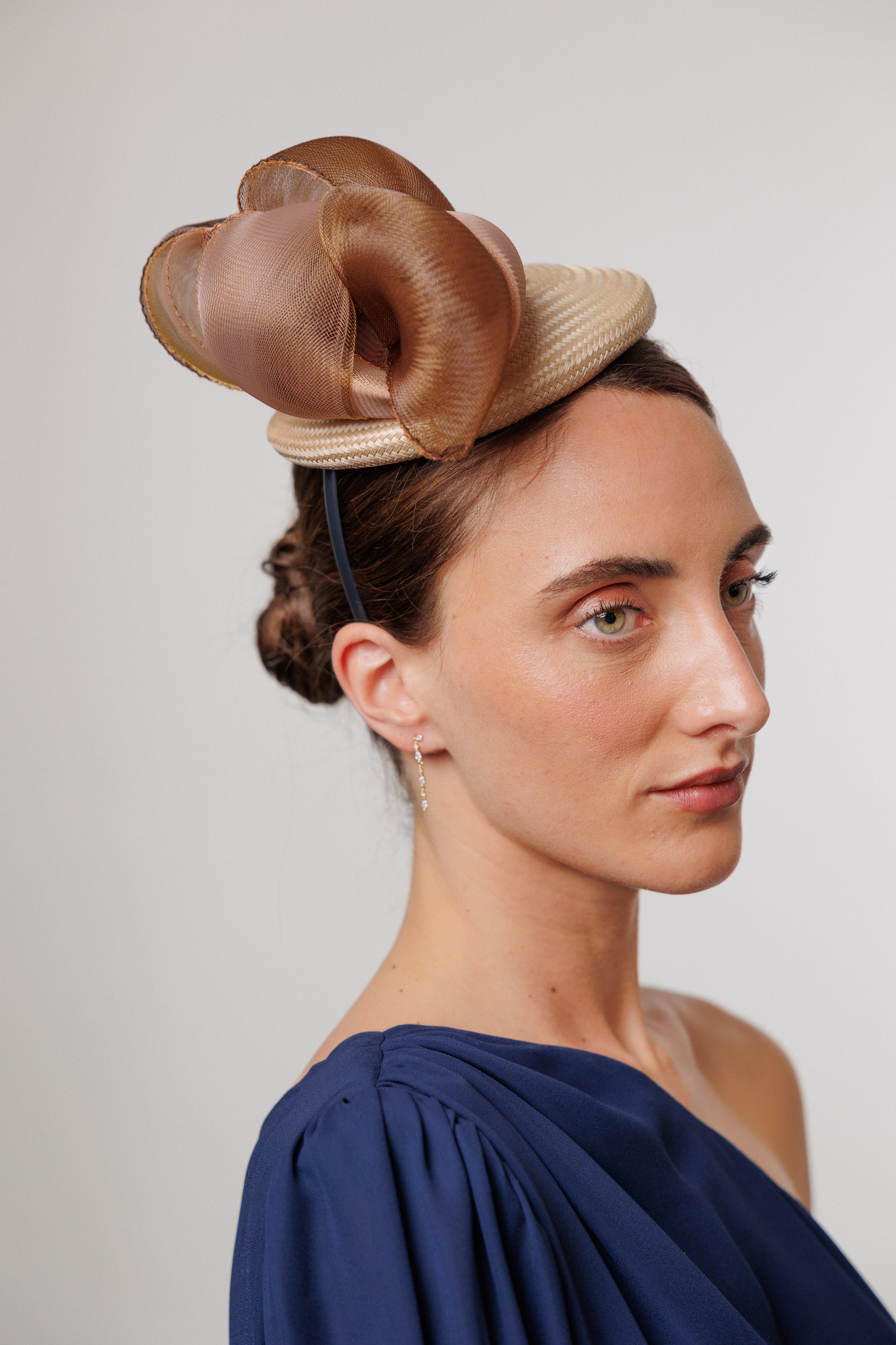 Tocado Petronilla beige