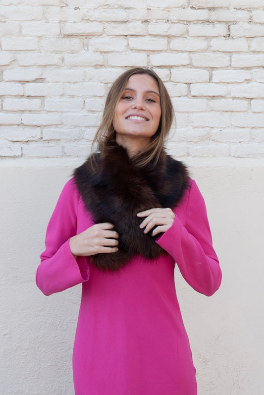 Cuello de pelo chocolate