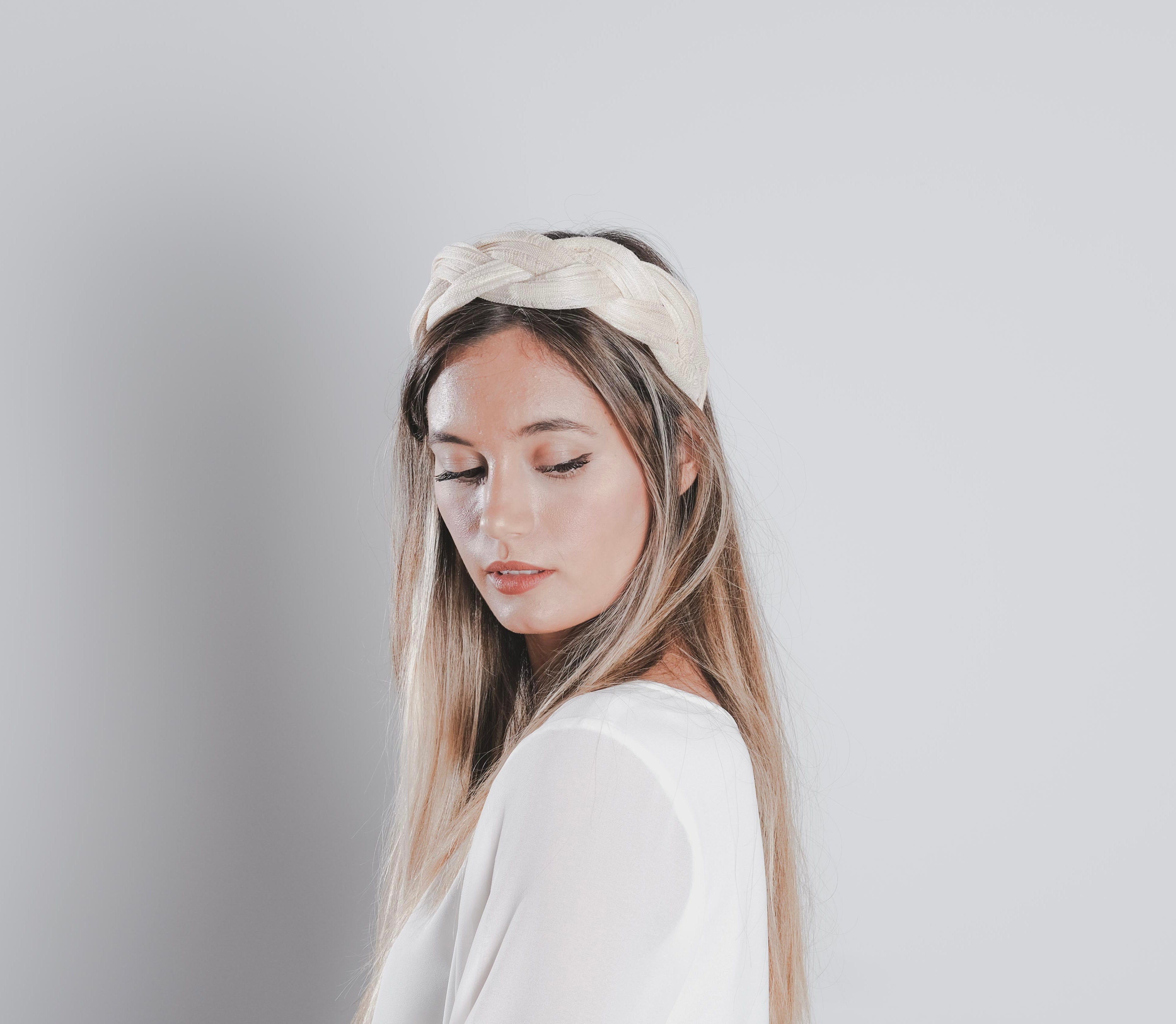 Diadema Infanta beige