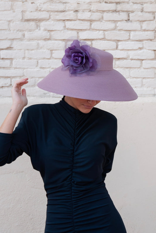 Pamela Berta lila con flores