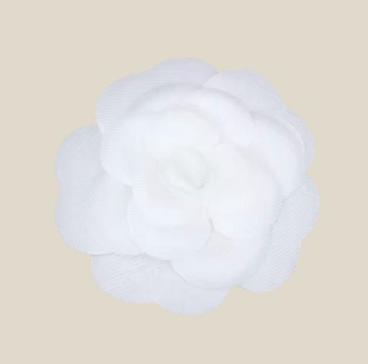 Broche Camelia blanco fieltro