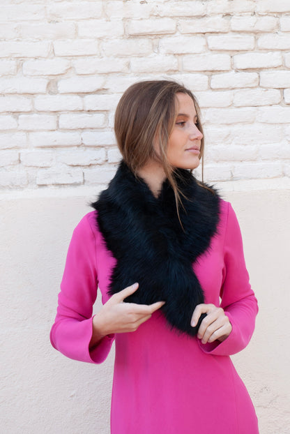 Cuello de pelo negro