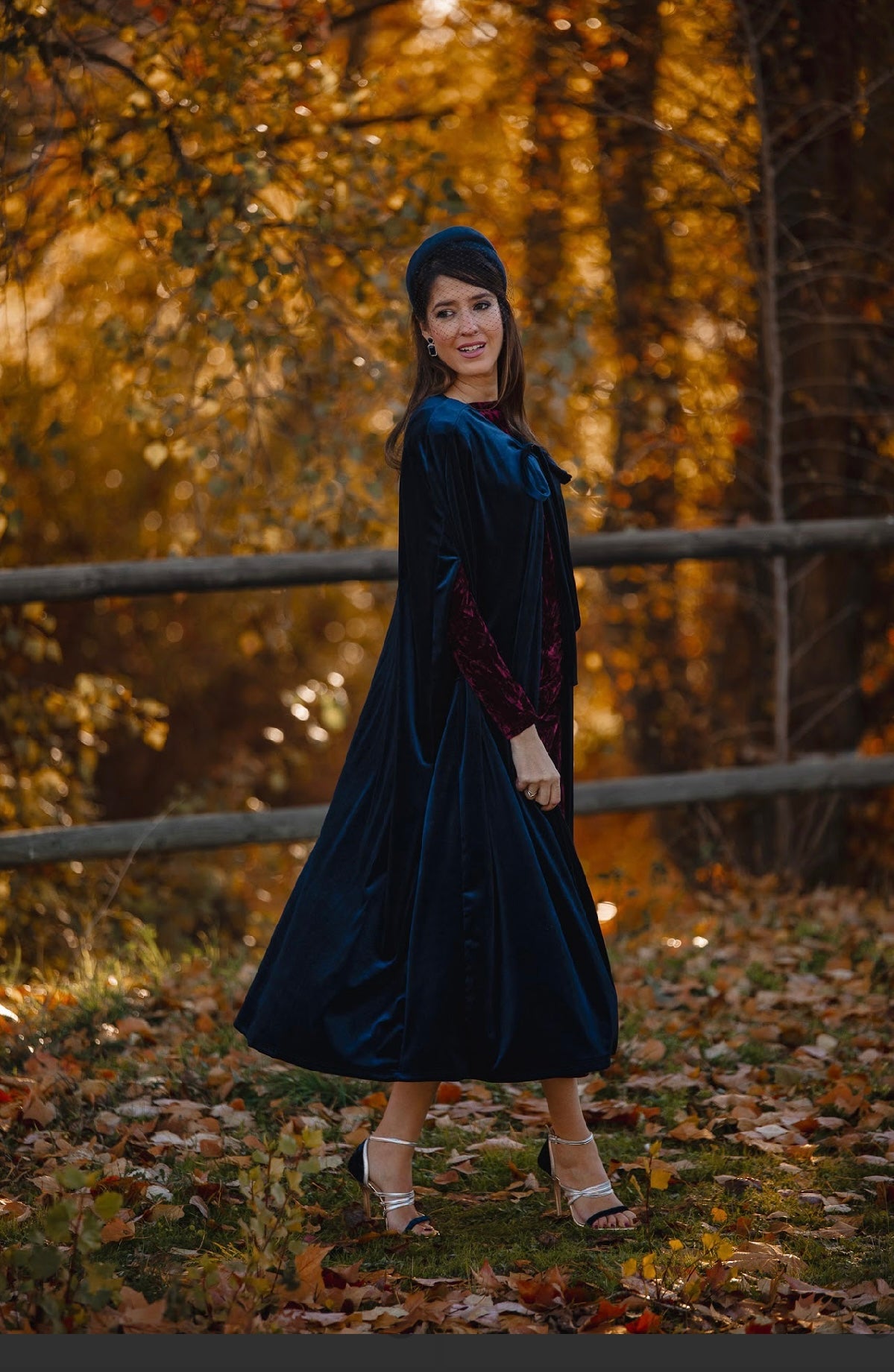 Capa de terciopelo azul marino