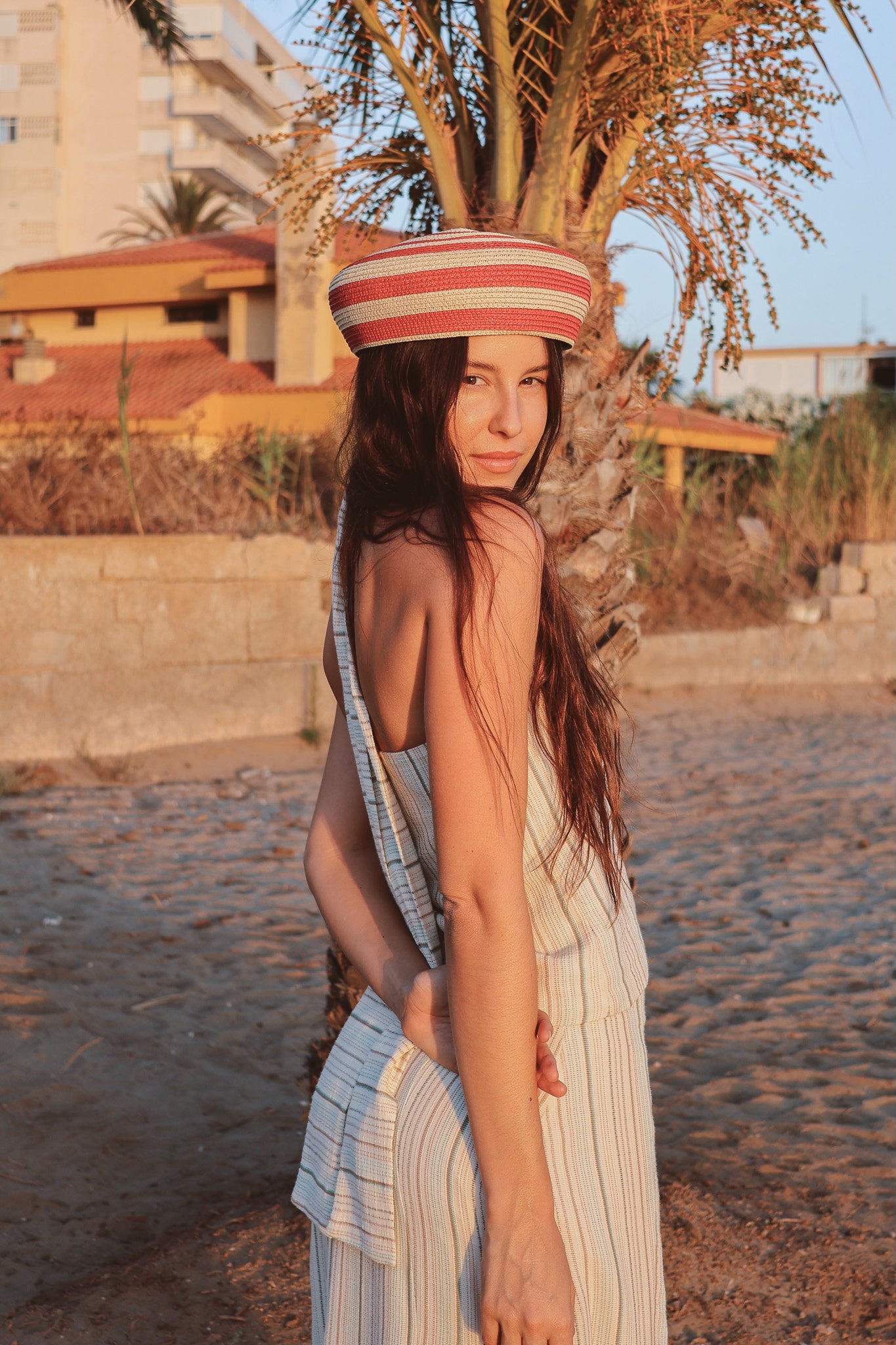 Casquete Celine de rayas beige y rojo