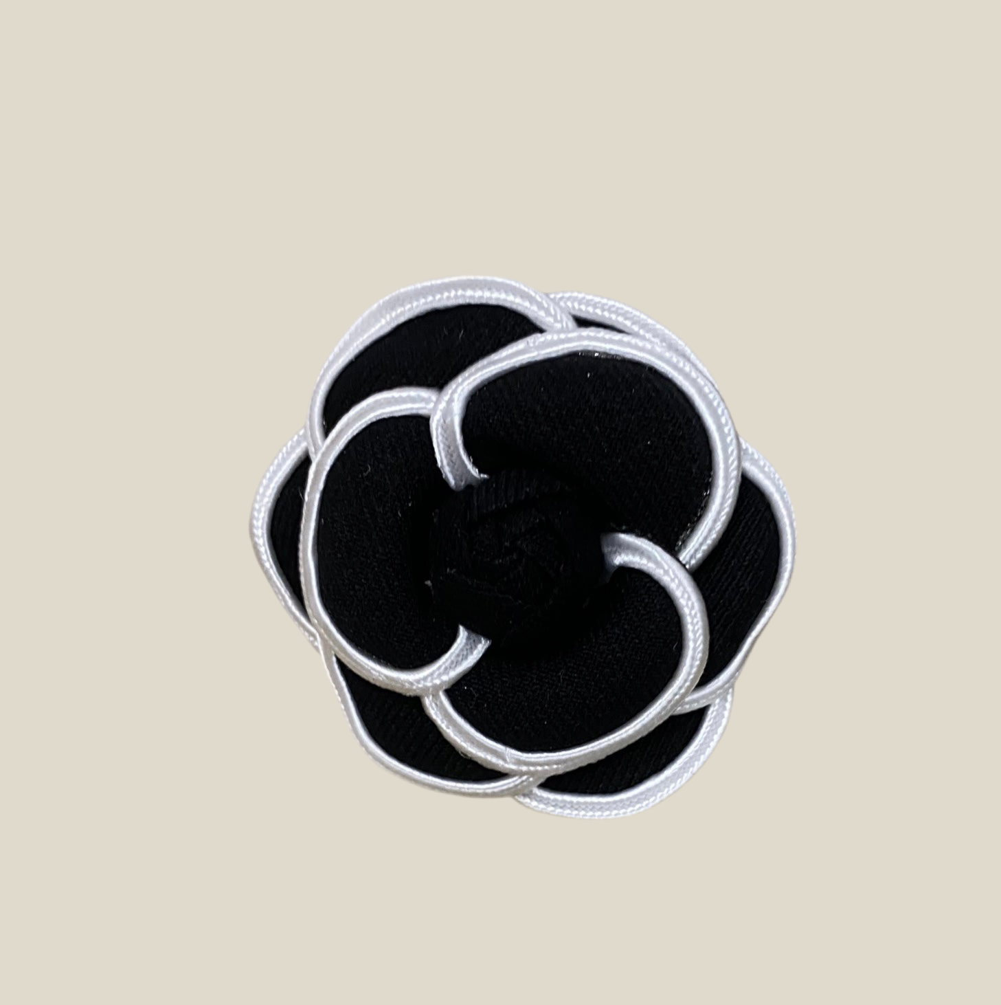 Broche Camelia negro y blanco
