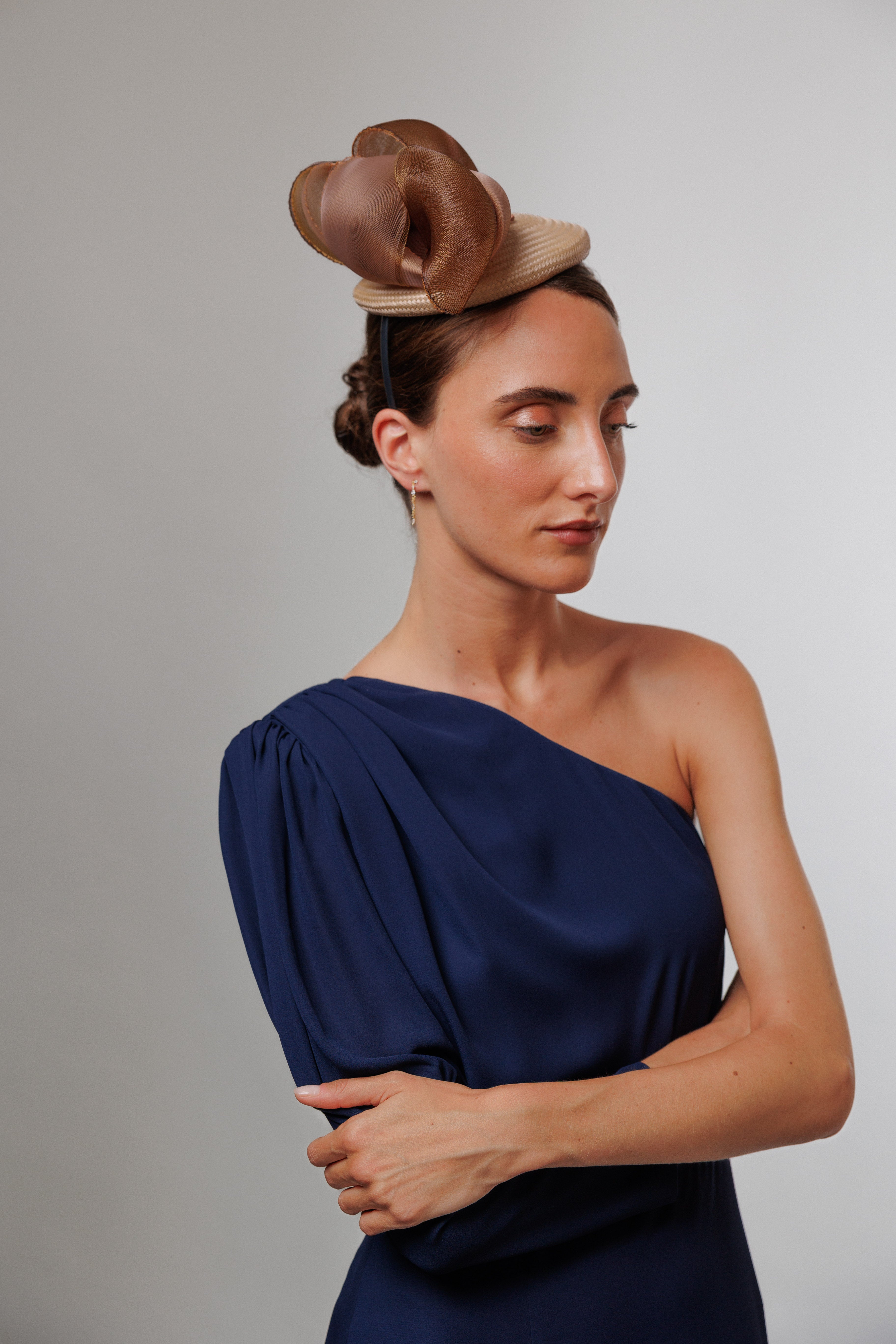 Tocado Petronilla beige