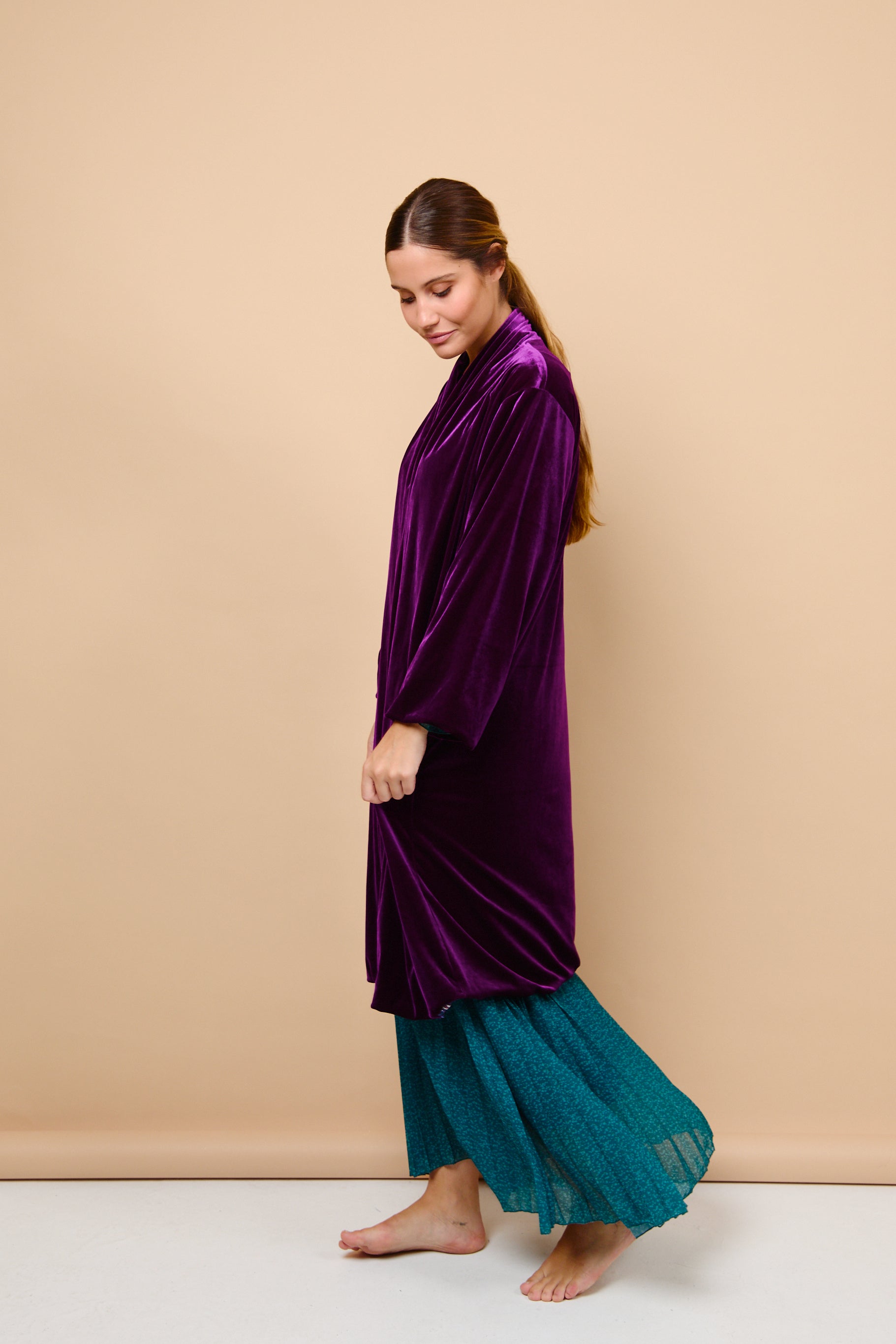 Abrigo, terciopelo, berenjena, invitada, boda, marcelaandco