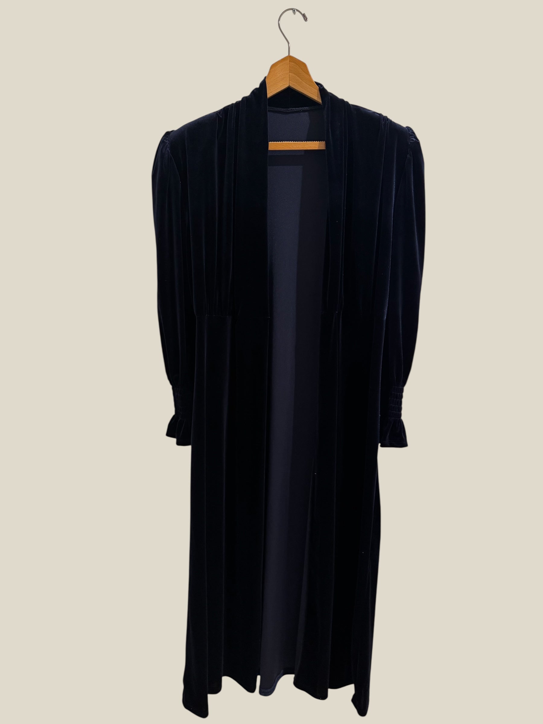 Abrigo, terciopelo, invitada, marino, boda, Marcela & co