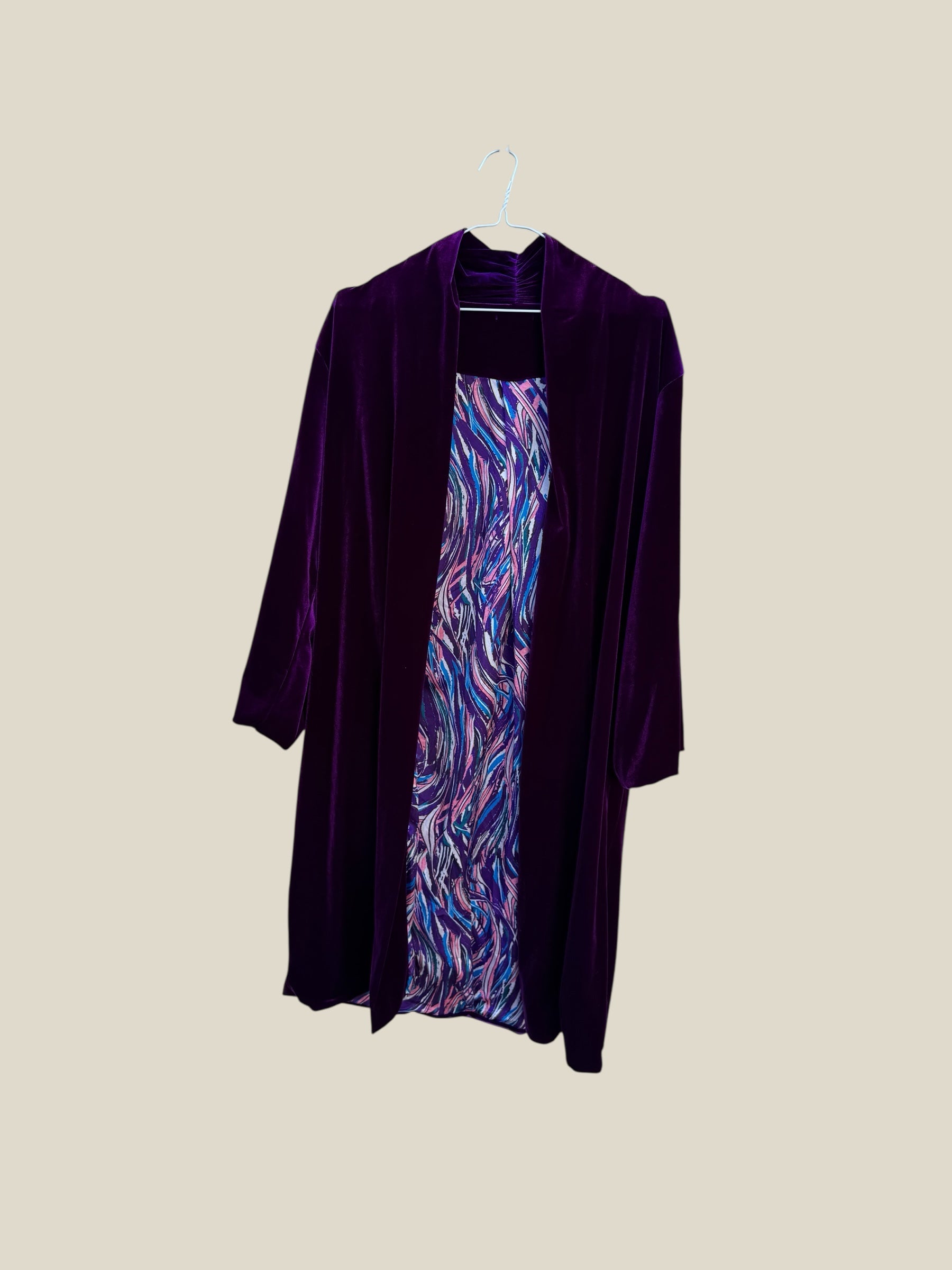 Abrigo, terciopelo, invitada, morado, boda, Marcela& co