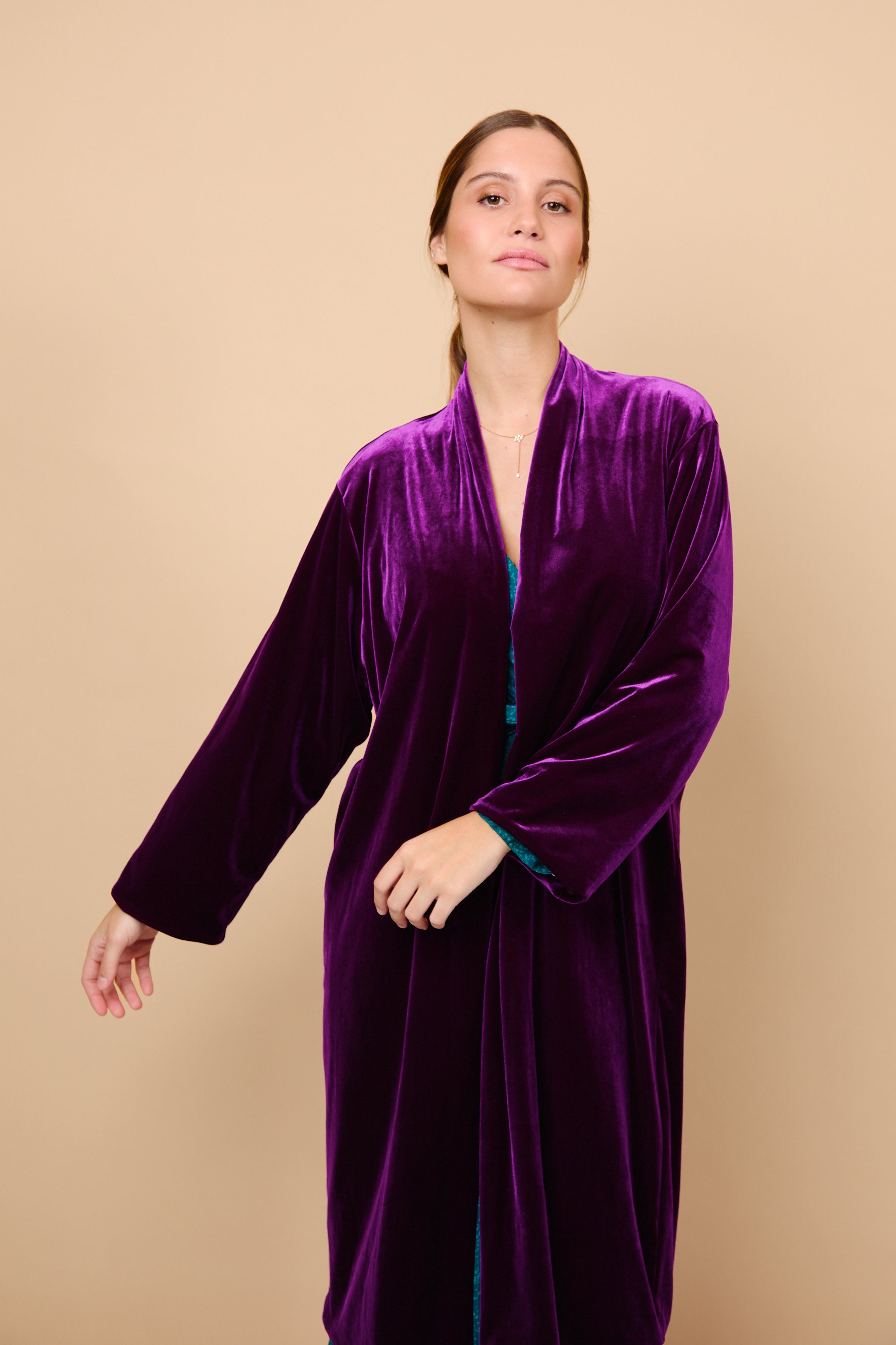 Abrigo, terciopelo, morado, invitada, boda, marcela and co