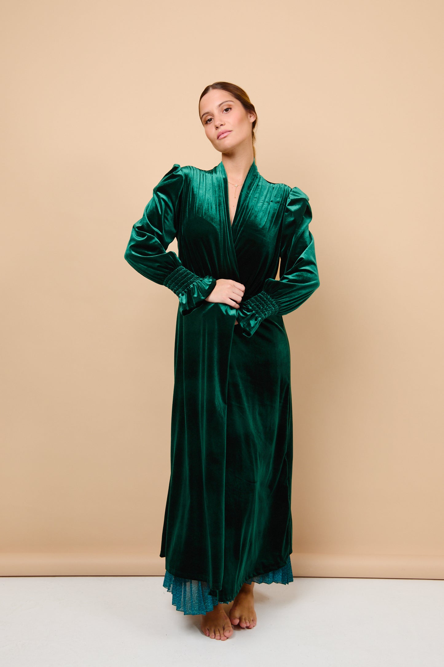 Abrigo, terciopelo, verde, invitada, boda, marcela & co