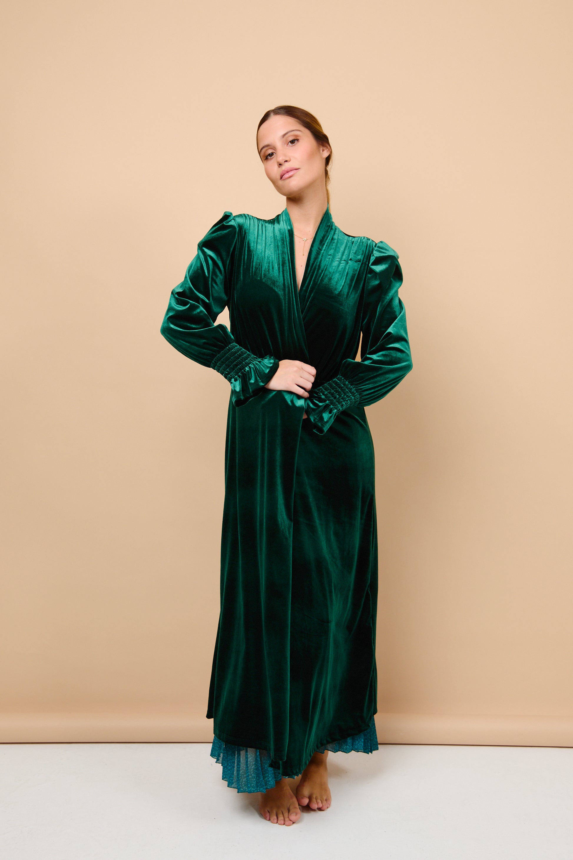 Abrigo, terciopelo, verde, invitada, boda, marcela & co