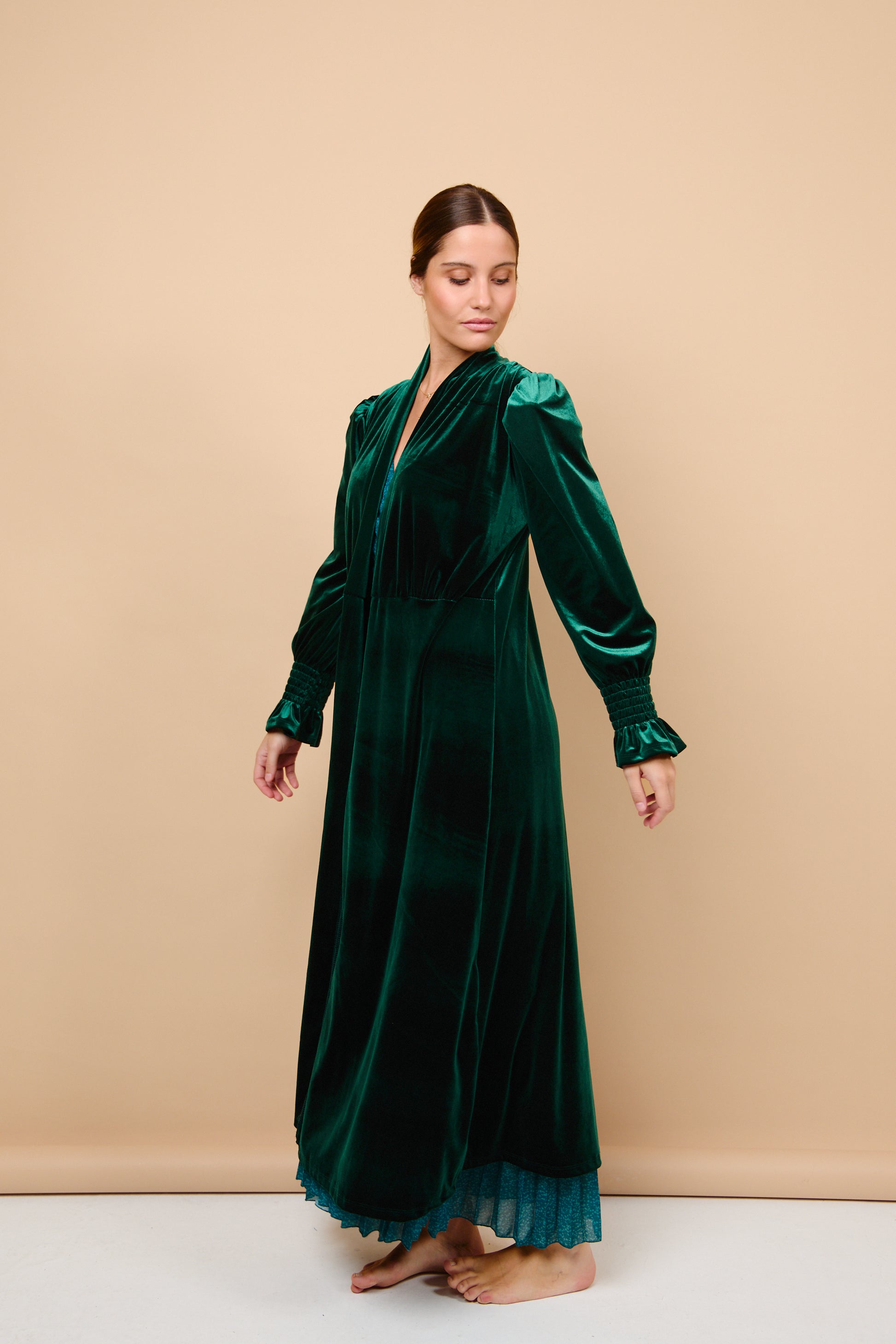 Abrigo, terciopelo, verde, invitada, boda, marcela and co