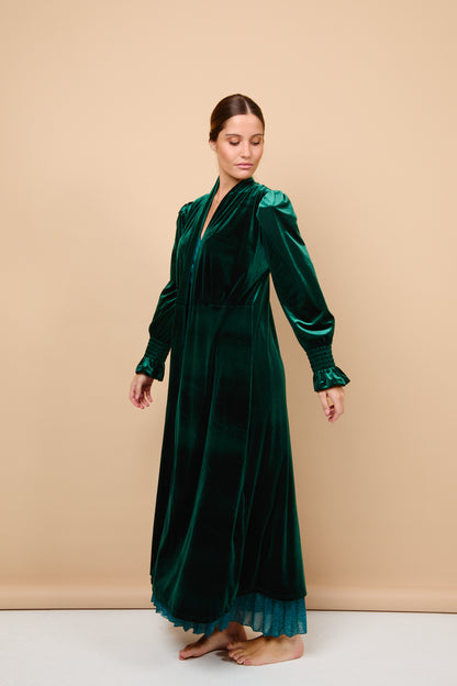 Abrigo, terciopelo, verde, invitada, boda, marcela and co