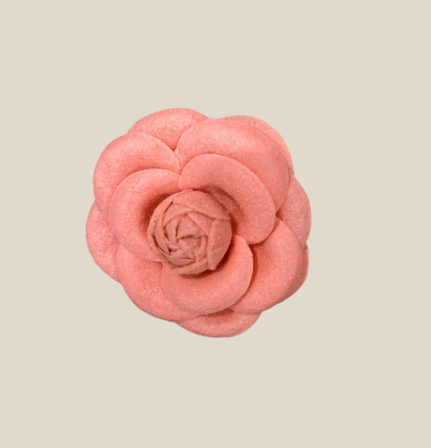 Broche Camelia salmón fieltro