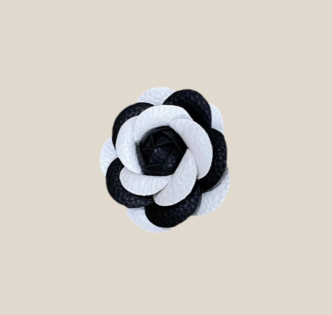 Broche Camelia blanco y negro