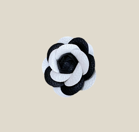 Broche Camelia blanco y negro