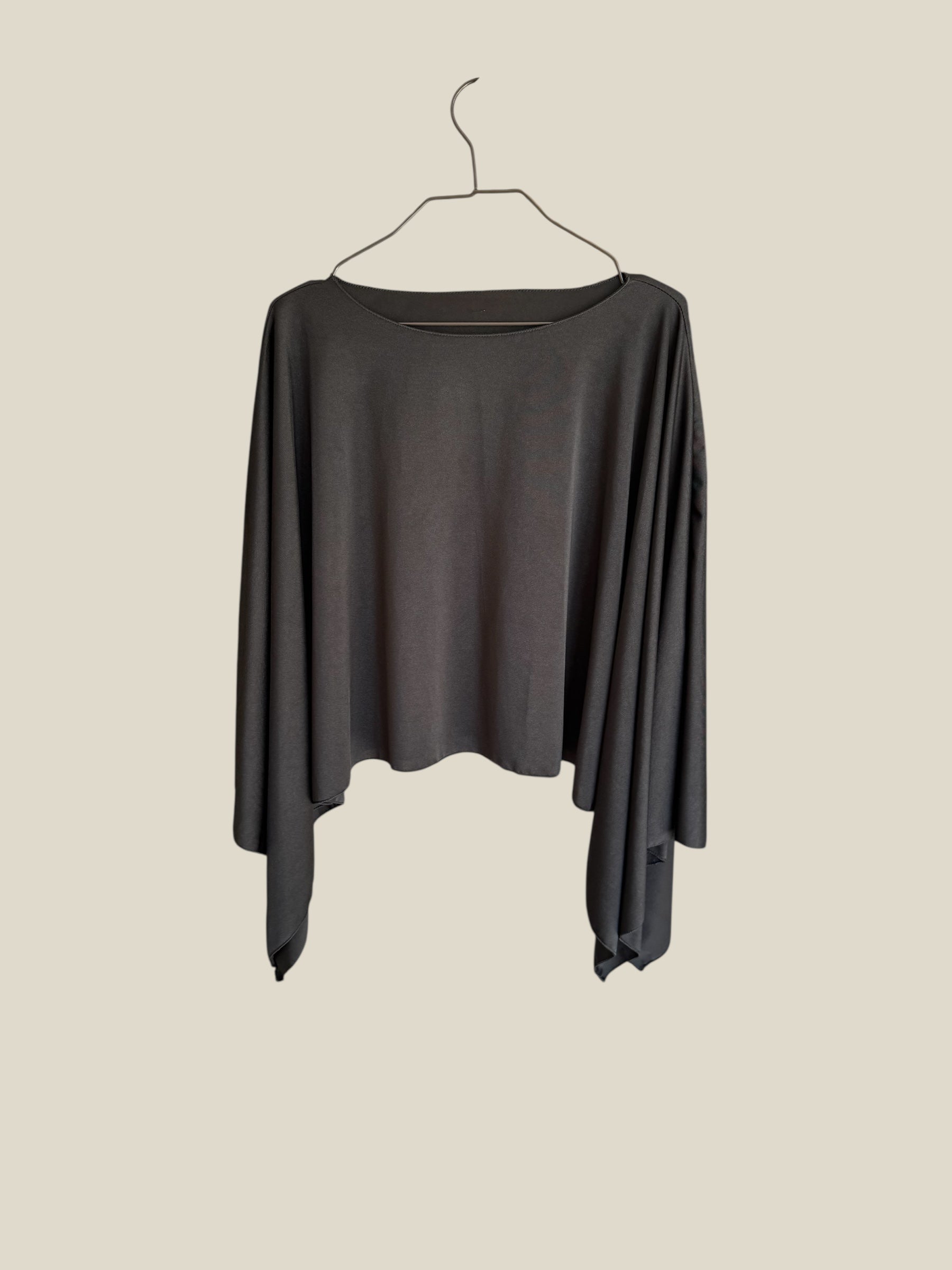 Capa, corta, seda, invitada, negra, boda, Marcela & co