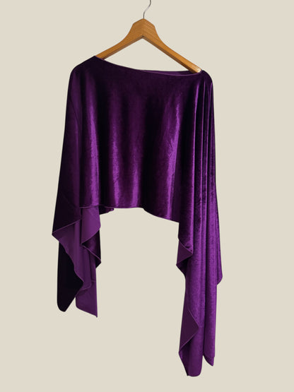 Capa, corta, terciopelo, invitada, morado, boda, Marcela & co