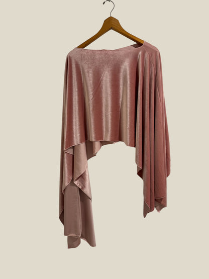 Capa, corta, terciopelo, invitada, Rosa, boda, Marcela & co