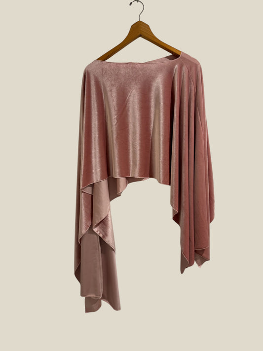 Capa, corta, terciopelo, invitada, Rosa, boda, Marcela & co