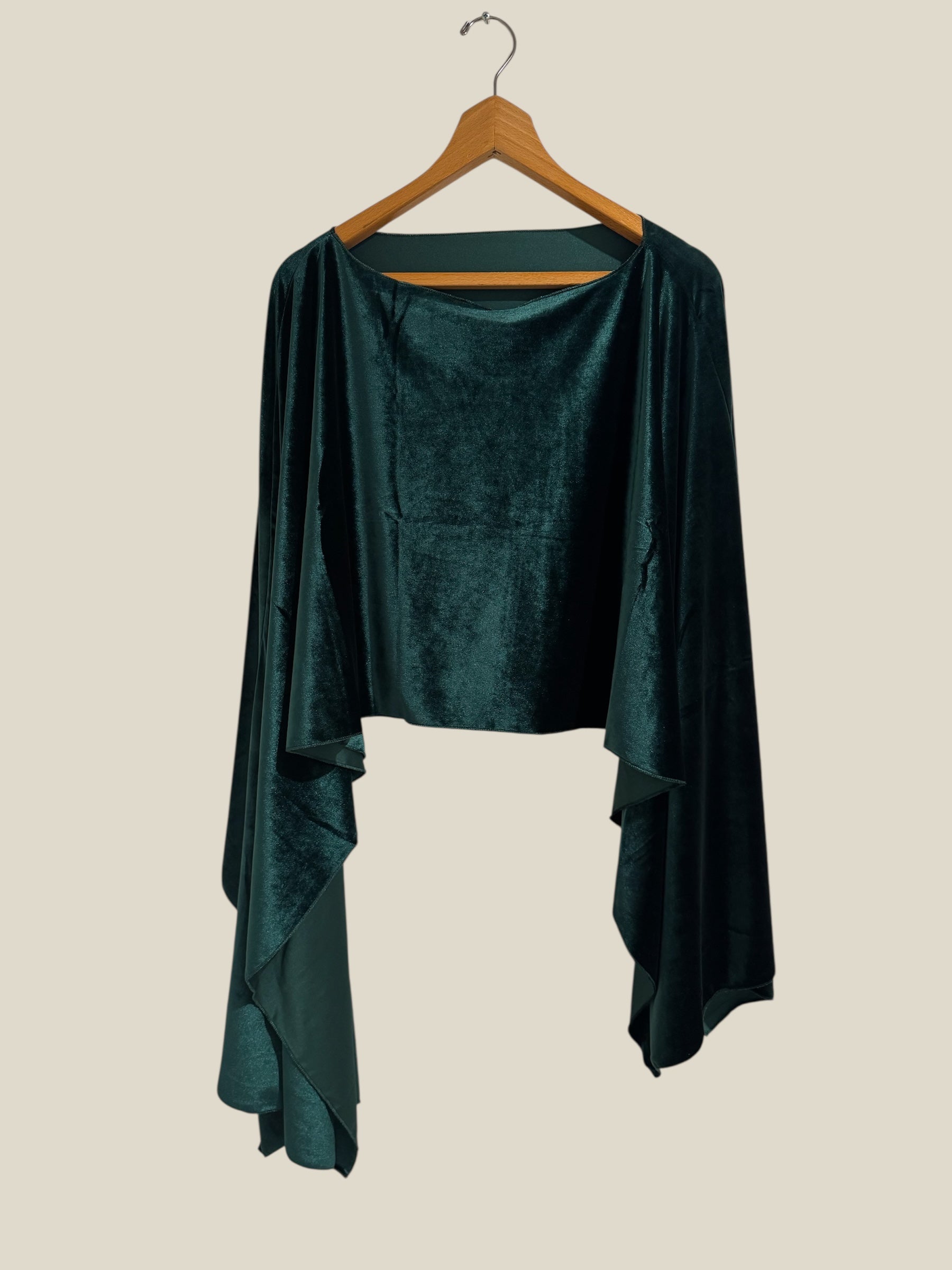 Capa, corta, terciopelo, invitada, verde, boda, Marcela & co