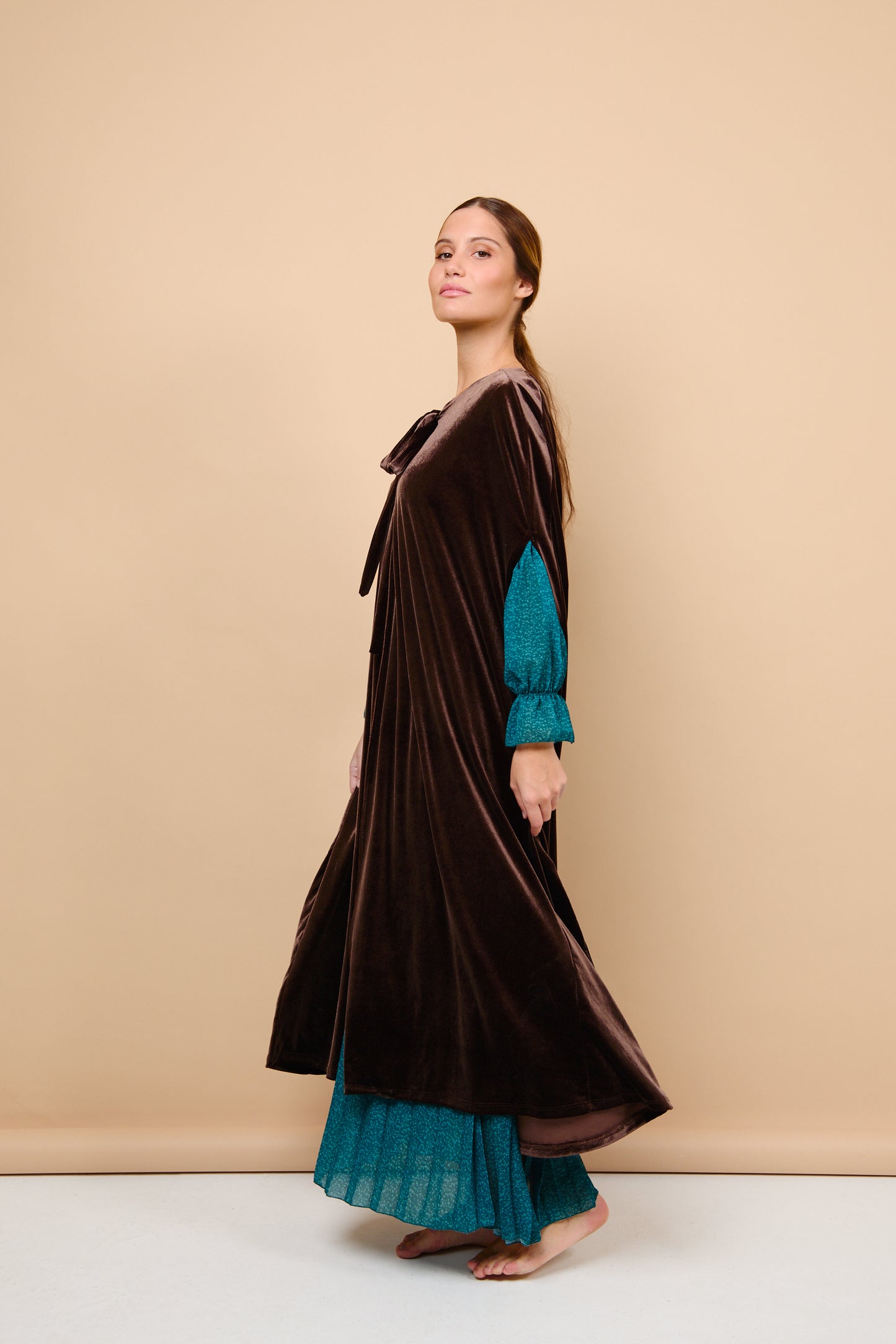 Capa, terciopelo, invitada, boda, chocolate, Marcela & Co